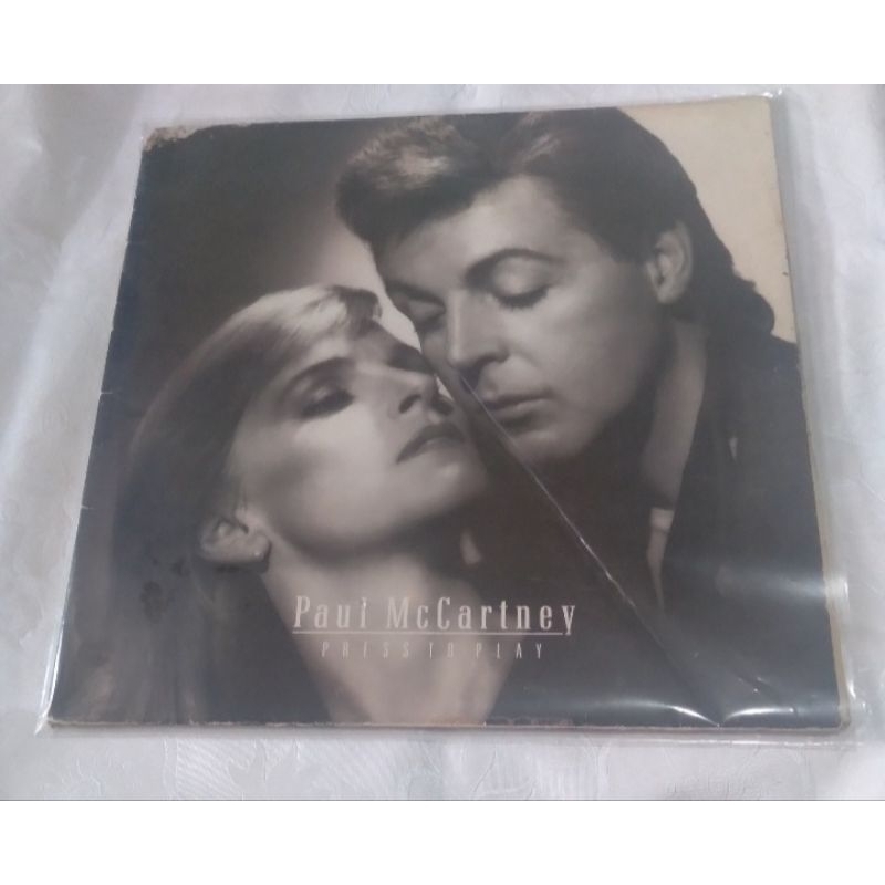 LP PAUL MAcCARTNEY 1986 - PRESS TO  PLAY (Leve desgaste na capa e riscos leves no Disco)