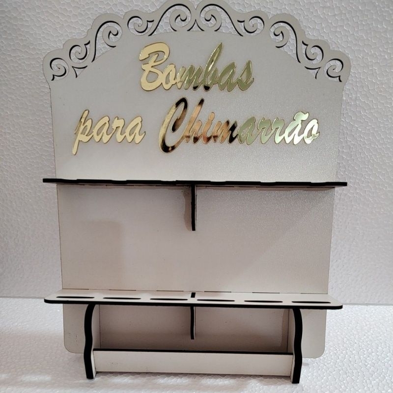 expositor para bombas de chimarrão em MDF branco 3mm e detalhes em acrílico dourado