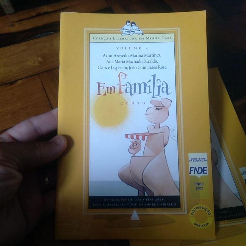 Livro infantojuvenil Em família.Arthur Azevedo,Ana Maria Machado, Ziraldo.
