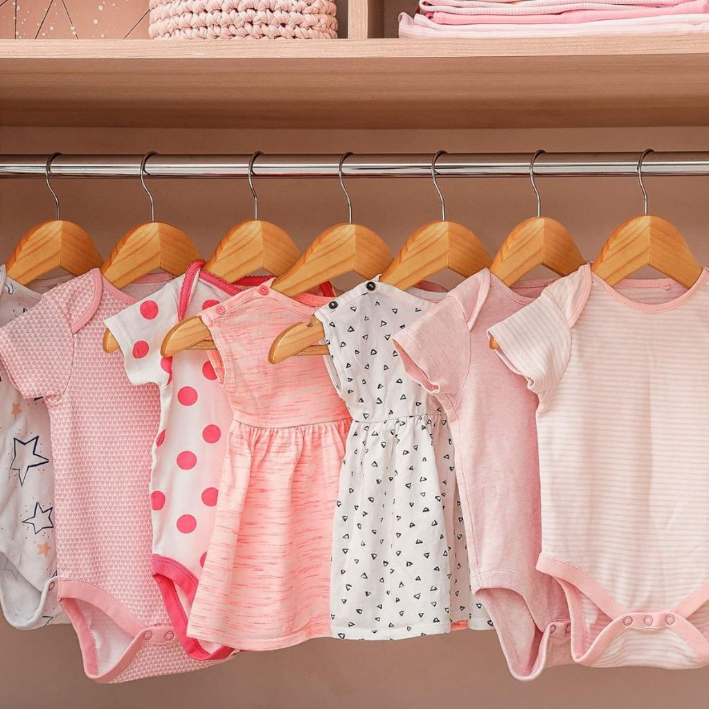 Kit 10 Cabides de Madeira Marfim Com Verniz Modelo Infantil Topen Home em Oferta na Shopee