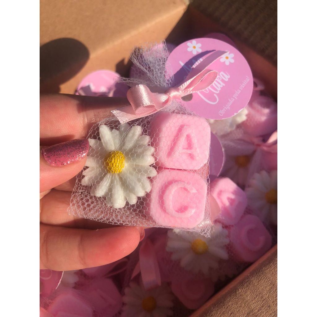 Lembrancinhas para chá de bebê ou aniversário no tema margarida com duas letras