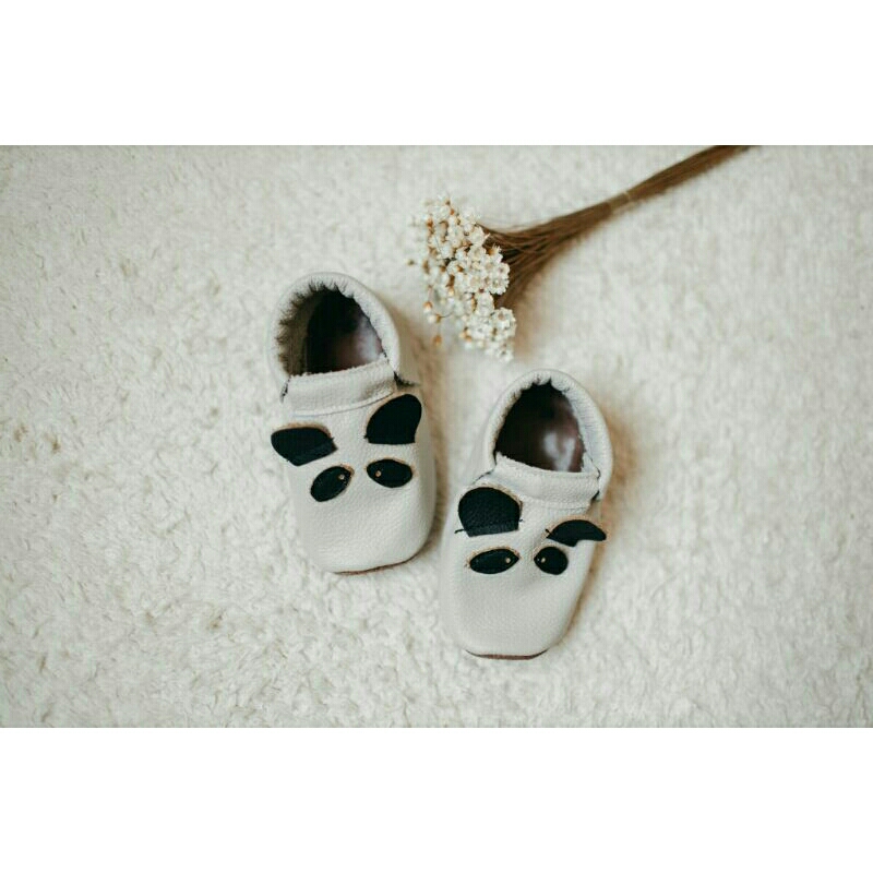 Calçado Infantil unissex desenho de bichinho com solado em couro para primeiros passos.