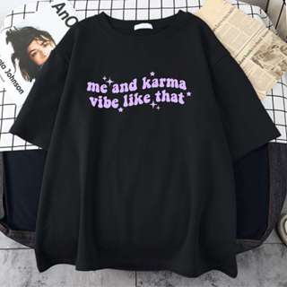 Camiseta Taylor Swift Me And Karma Vibe Like That Aesthetic Unissex