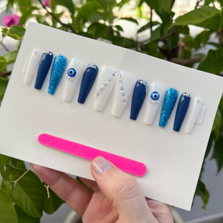 Unhas postiças decoradas com pedrarias