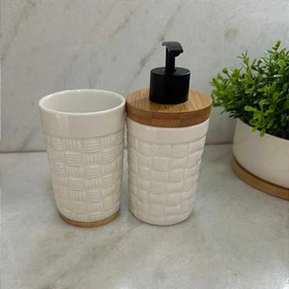 Kit Banheiro de Porcelana Branca e Detalhes em Bambu