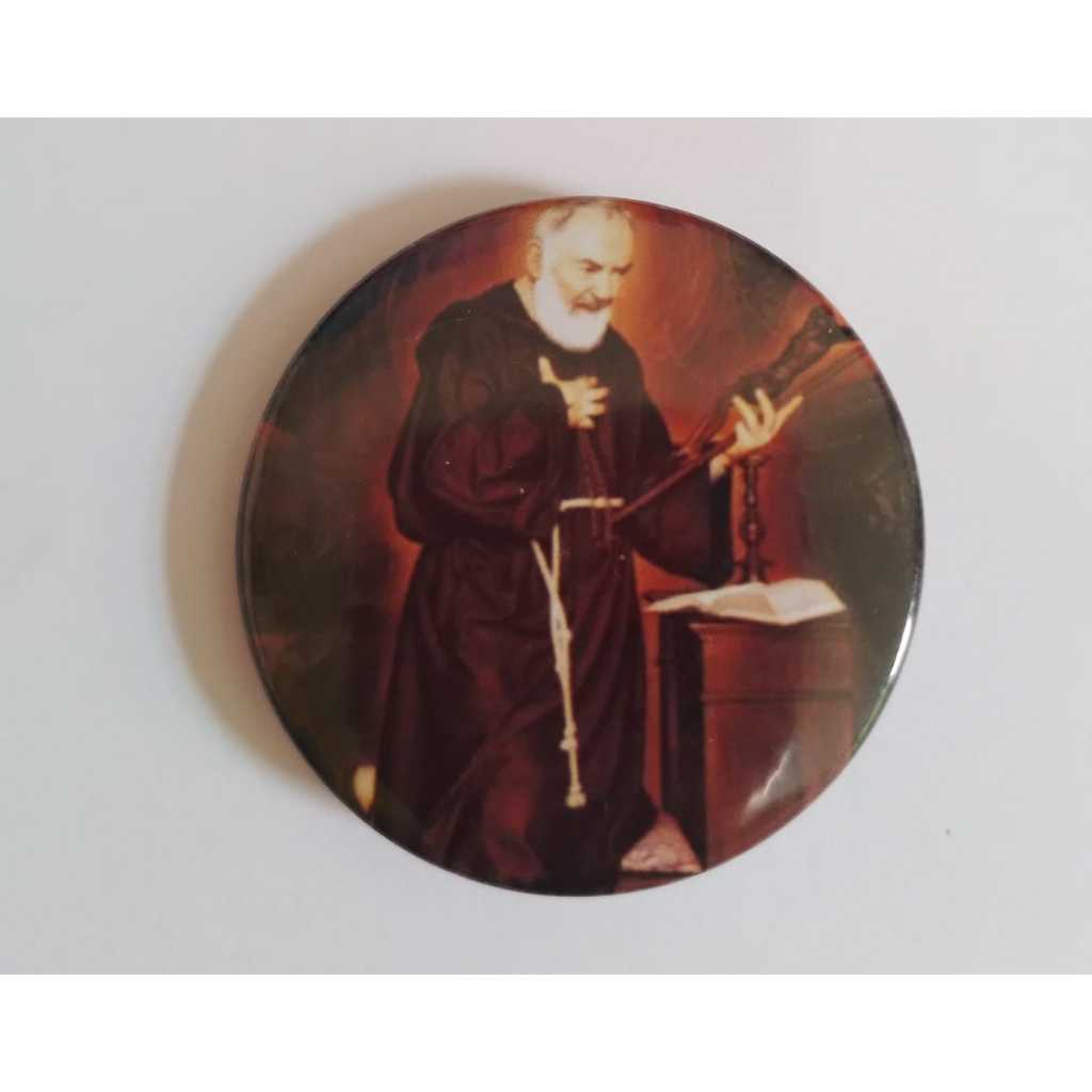 Kit São Padre Pio de Pietrelcina: botton alfinete, imã de geladeira e botton clip