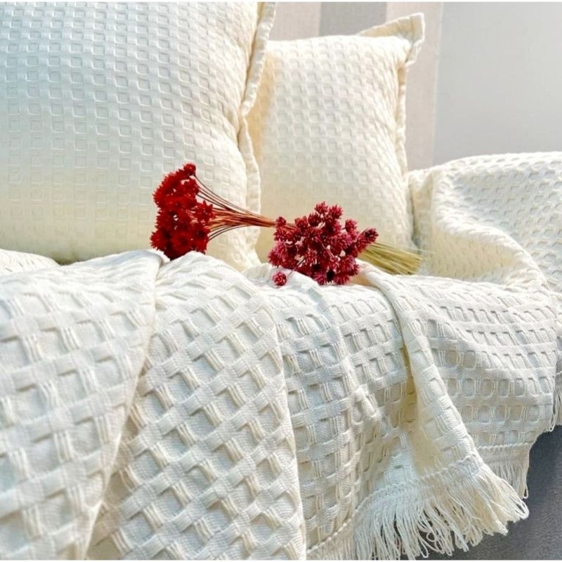 Manta Decorativa Casal Queen Ideal para Cama Posta Cobre Leito Sofa Cor Bege Nude Crua Artesanal Algodao Minimalista Classica Ideia de Presente Mae Esposa Mulher Avo