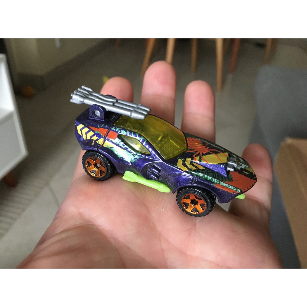 carro Hot wheels blindado de combate com arma metralhadora e missil Sting Rod