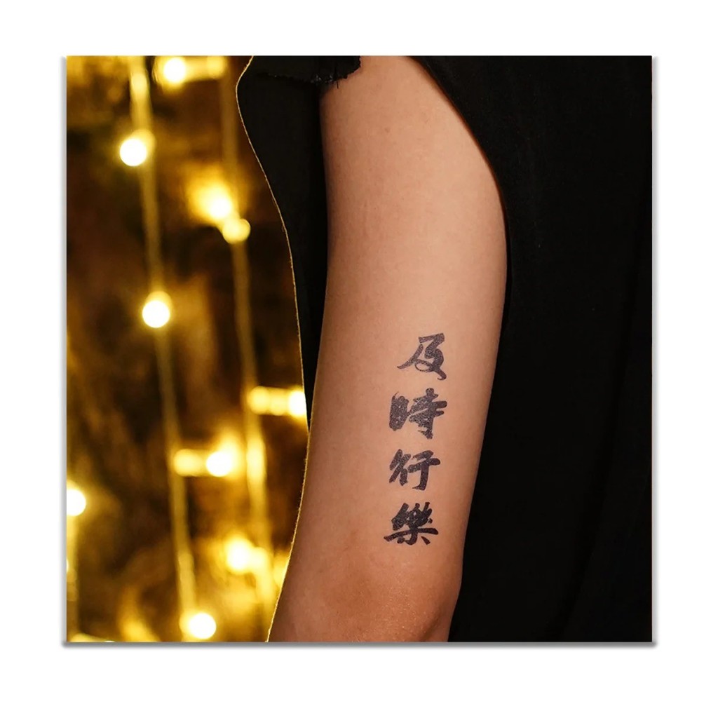 Tatuagem Temporária Fake Carpe Diem Japones em Oferta na Shopee