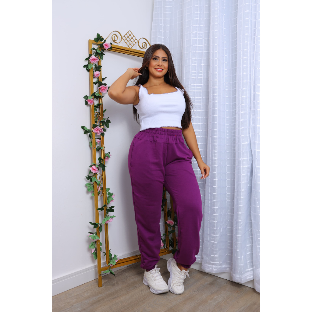 CONJUNTO EM MOLETINHO MAIS BLUSINHA EM RIBANA BRANCA COM DETALHE NA COR DA CALÇA PERFEITO TANTO EM CONFORTO QUANTO NA BELEZA DA PEÇA.