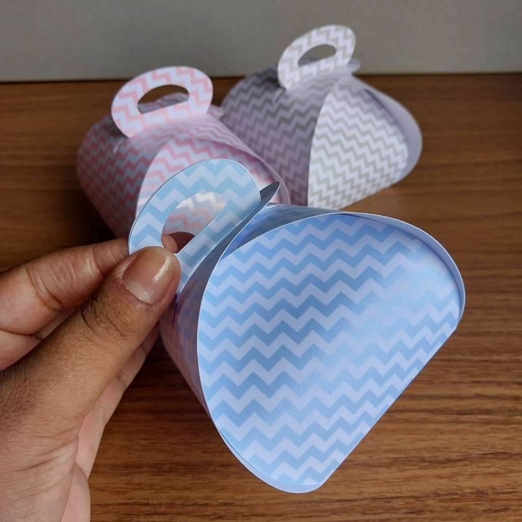 Caixa para Bem Casado, Bem Nascido, Bem Vivido, Brownie Papel Perolado Chevron Prata, Rosa ou Azul