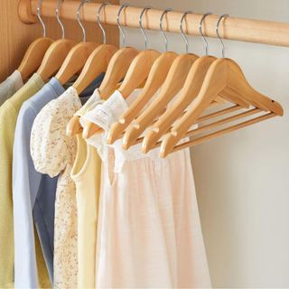 Kit 10 Cabides de Madeira Marfim com Verniz Criança Moda Infantil Com Barra para Roupas de Criança em Oferta na Shopee