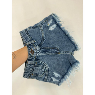 Short Jeans Tradicional Lavagem Clara Com Barra Desfiada