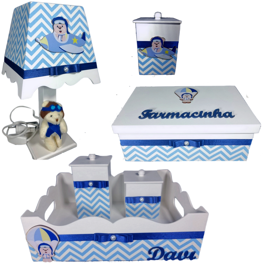 Kit farmacinha higiene bebê mdf com nome - Urso aviador branco chevron azul