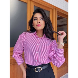 Blusa Listrada Feminina - Gola Em Design Polo - Tecido Confeccionado Em Tricoline - Detalhe De Bolso Frontal - Fechamento Frontal Em Botões - Manga Abotoada - Moda Casual Elegante Moderna