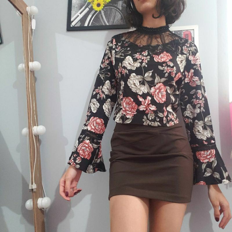 cropped  floral, com pérolas e detalhes  de renda, manga flare tam M