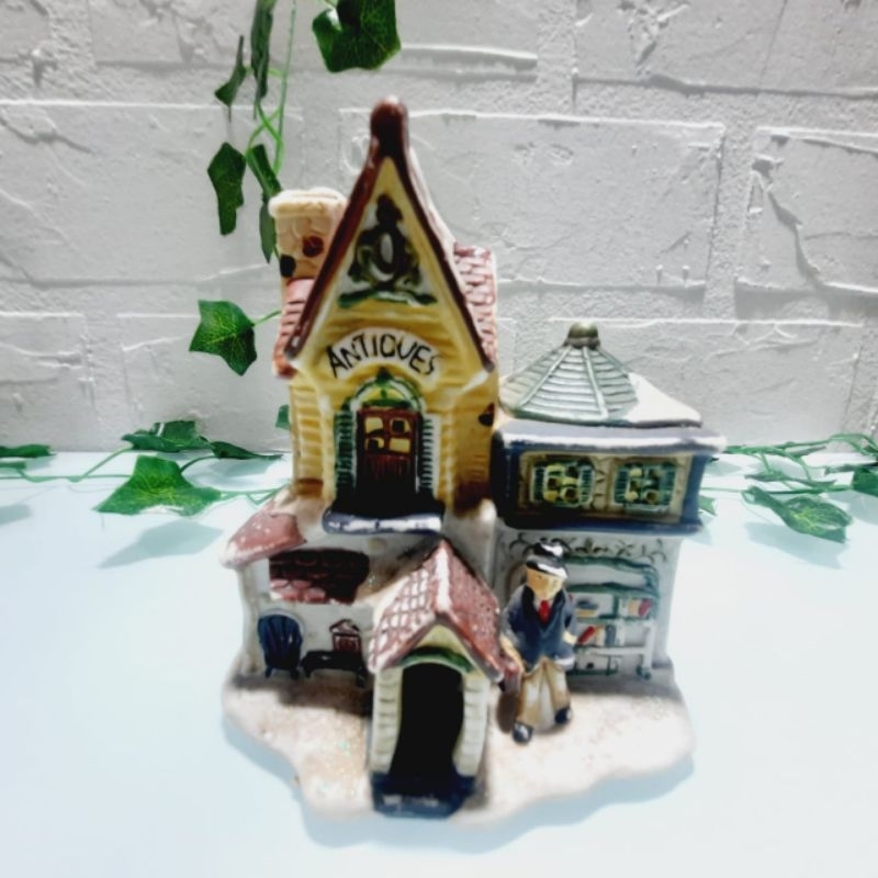 Casinha antiquário porcelana. Medida: 11x10x8cm (AxCxL)