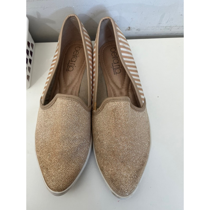 Sapatilha bico fino dourada listrada glitter 36 beira rio confort (desapego/brechó)