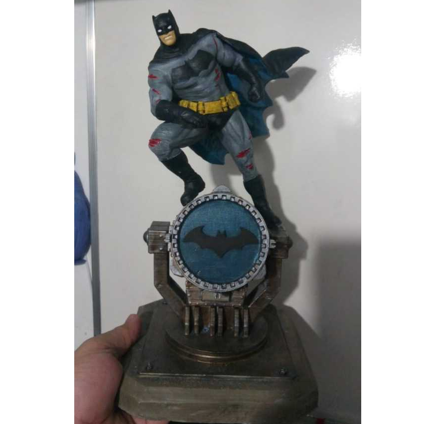 Estátua Batman No BatSinal 35cm de altura