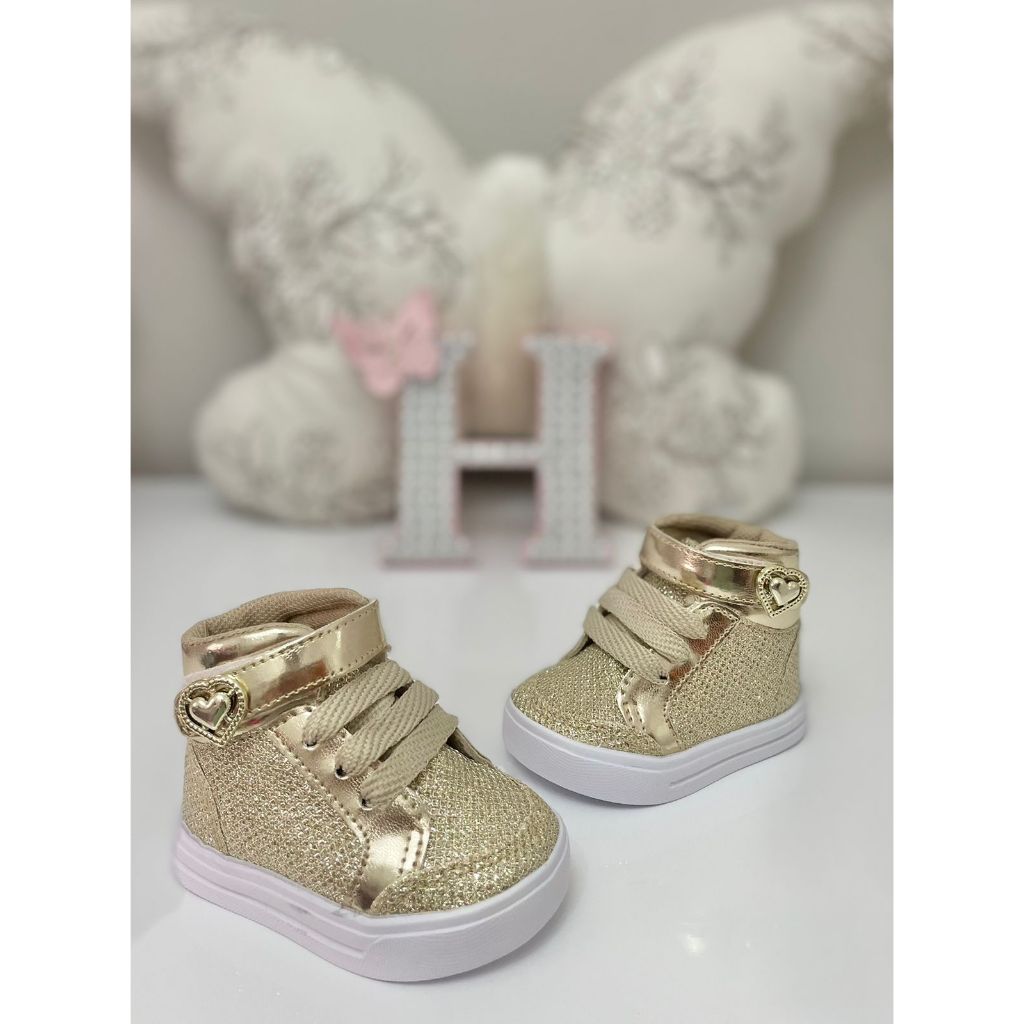 Botinha infantil dourada brilhante