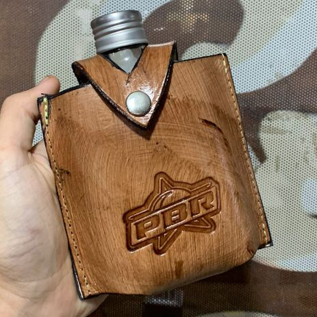 Porta Whisky Country PBR de Couro para colocar no cinto Queimão de Estoque Promoção!!