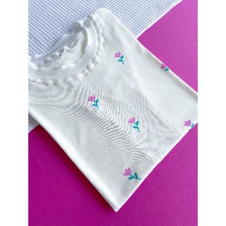 Camiseta feminina blusinha com gola lurex e pintura tulipas algodão