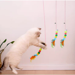 Brinquedo Gato Suspenso Pendurar Na Porta Elástico Interativo Lagarta Pena Sino Exercício Divertido