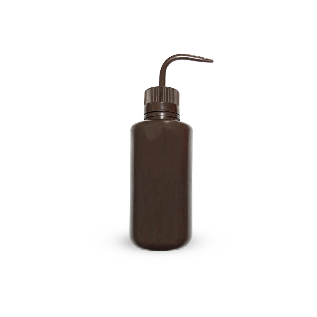 Pisseta Plástica Graduada Ambar (Marrom) 500 Ml Bico Curvo