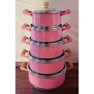 Jogo de Panela 5 Peças Rosa Bebê Alumínio Leve com Tampas de Vidro Pegador em Madeira em Oferta na Shopee