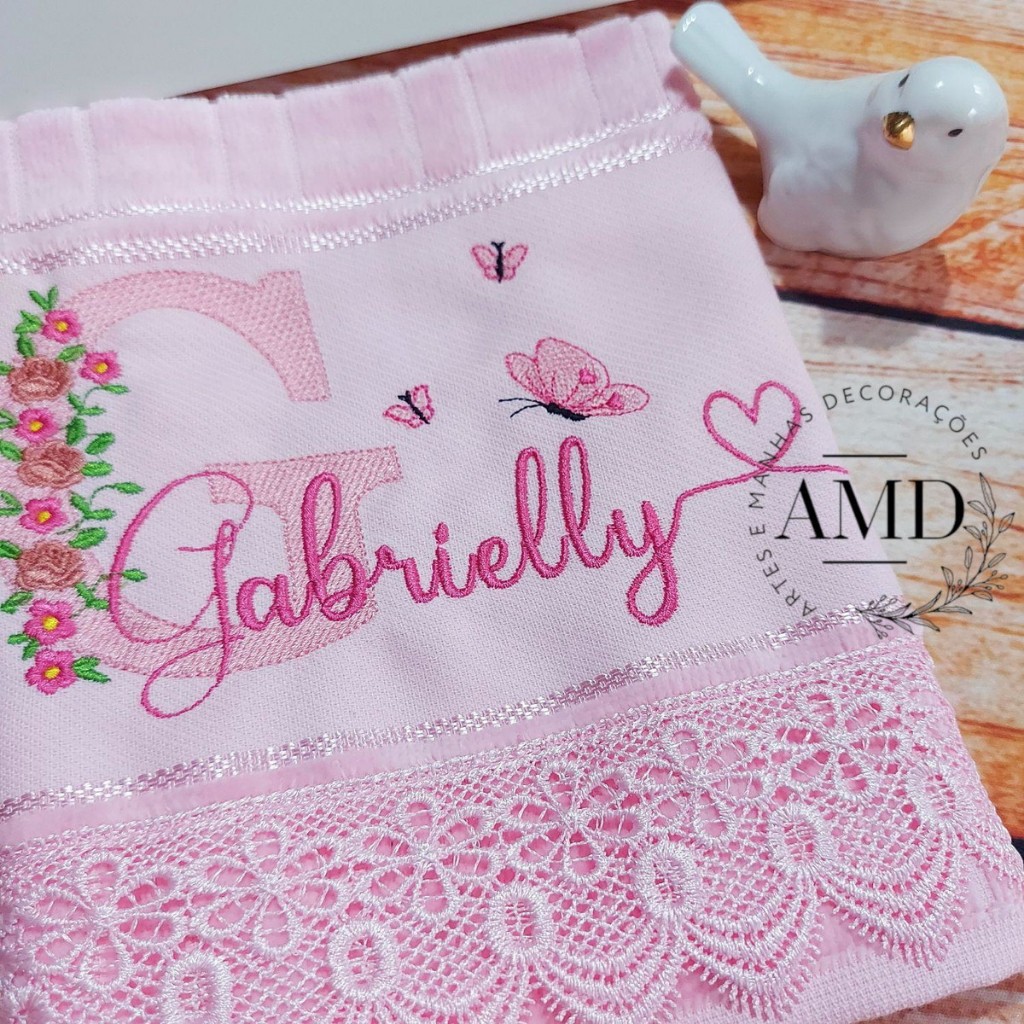 Toalhinha Escolar personalizada com Borboleta, Nome e Renda em Guipir Artes e Manhas Decorações