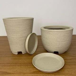 Kit 2 Vasos Decorativo em Polietileno Texturizado Coluna Redonda 28x23 e Bojo Escovado 20x26 c Prato