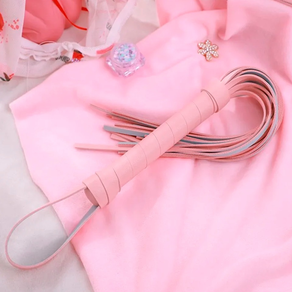 Chicote Importado Super Fofa com tiras de Couro 40cm BDSM Chicote Erótico - Sado CCT-07 em Oferta na Shopee