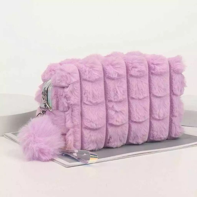 Estojo com pompom  escolar   de Pelúcia aproveitem meninas em Oferta na Shopee