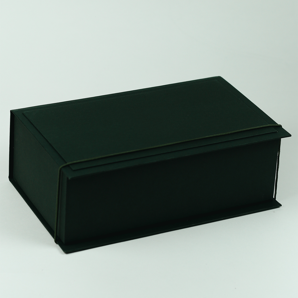 Caixa Cartonada Presente Modelo Livro 24x14x8 com Elástico (cod. 0015)