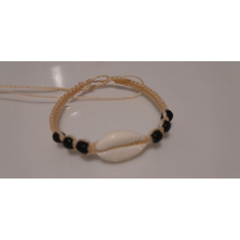 Pulseira/tornozeleira macrame artesanal moda praia com buzios.