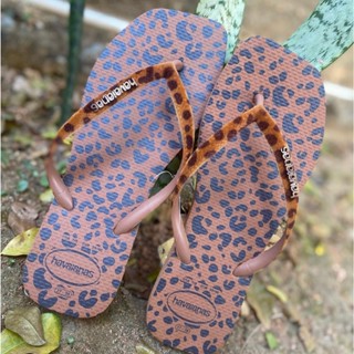 Chinelo Sandália slim square Havaianas onça Velvet Onçinha