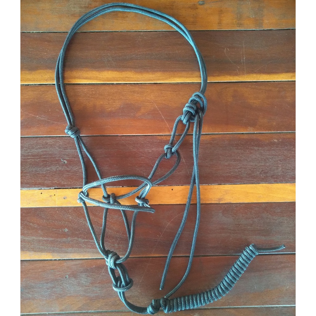 Cabresto 7 nós para cavalo feito de corda maciça super resistente nas cores vermelho ou preto oferta