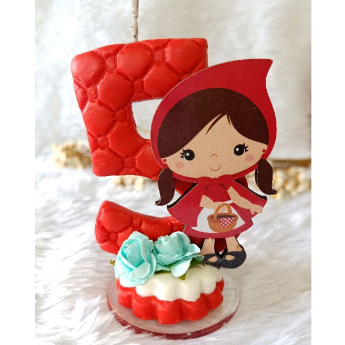 Vela de Aniversário em Biscuit com Aplique com o tema Chapeuzinho Vermelho/As Flores Podem Variar de Tons Podendo Não ser as Mesmas da Foto/Tema de Festa Infantil da Chapeuzinho Vermelho