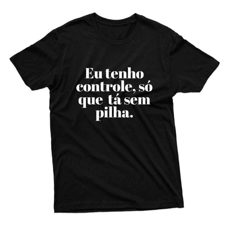 Camiseta Eu Tenho Controle,So Que Ta Sem Pilha. Camisa Masculina Feminina Algodão Frases Engraçadas Meme Humor Carnaval Festa Bloco Trio Blusa Estampada Básica Tumblr Unissex