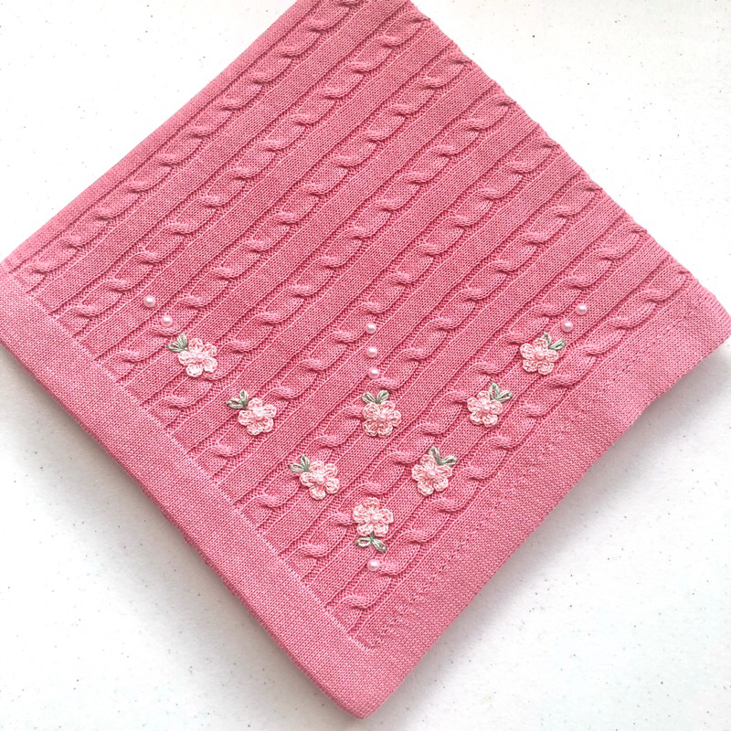 Saída Maternidade Manta Bebê em Tricô Bordada a mão - Menina Saída Maternidade Manta Bebê em Tricô Bordada a mão - Menina