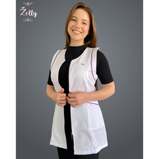 Jaleco Professor Sem Manga e com ziper, acinturado e com bordado de nome e especialidade produzido em tecido Gabardine.