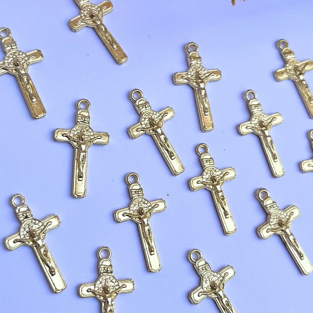 30 Cruz pequena São Bento Reta Dourado - Pingente para Artesanato religioso