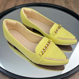 Sapatilha feminina bico fino mocassim amarela/coral/nude enfeite corrente.