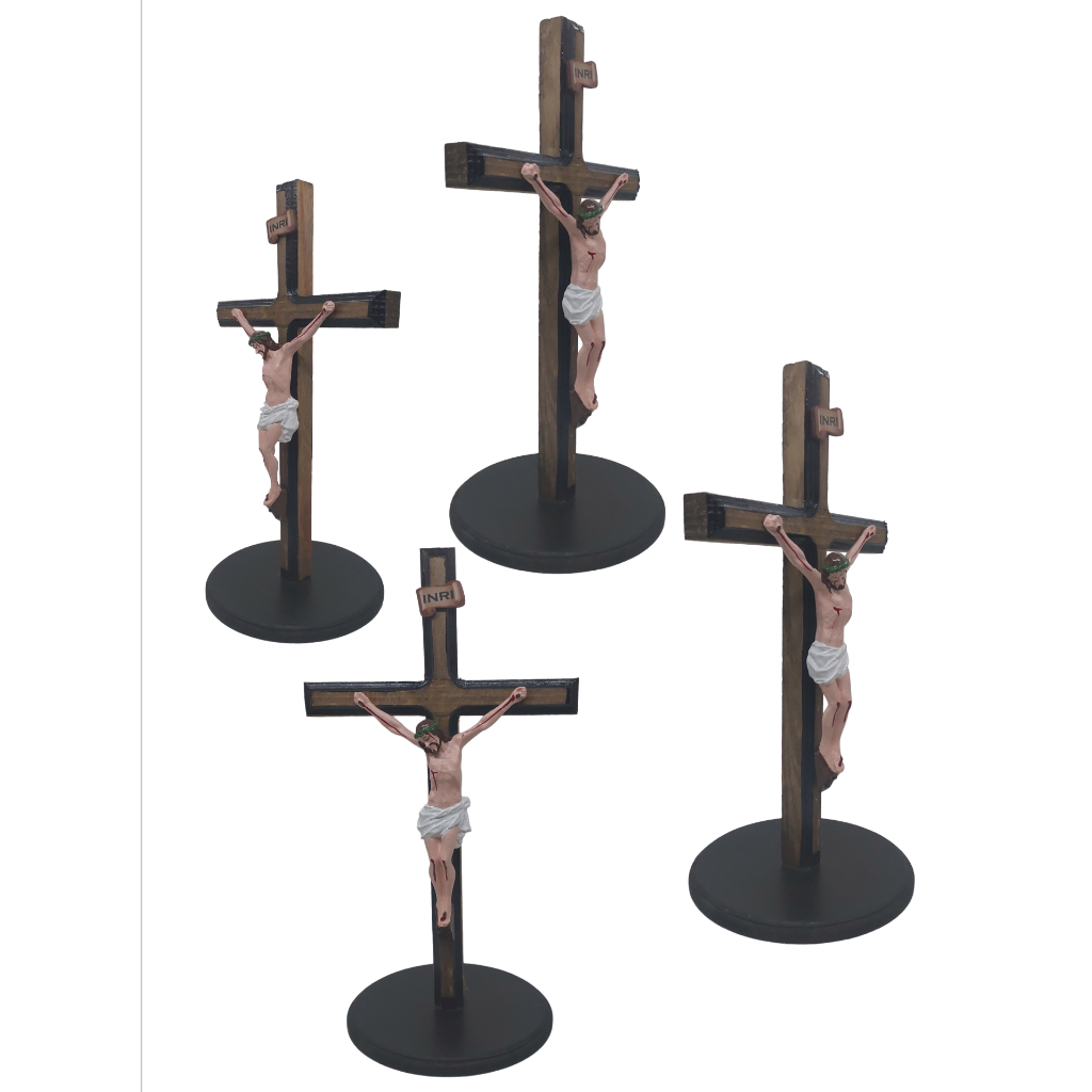 Kit Atacado 4 Crucifixo de Mesa Resina e Madeira Cristo de Resina e Crucifixo de Madeira em Oferta na Shopee
