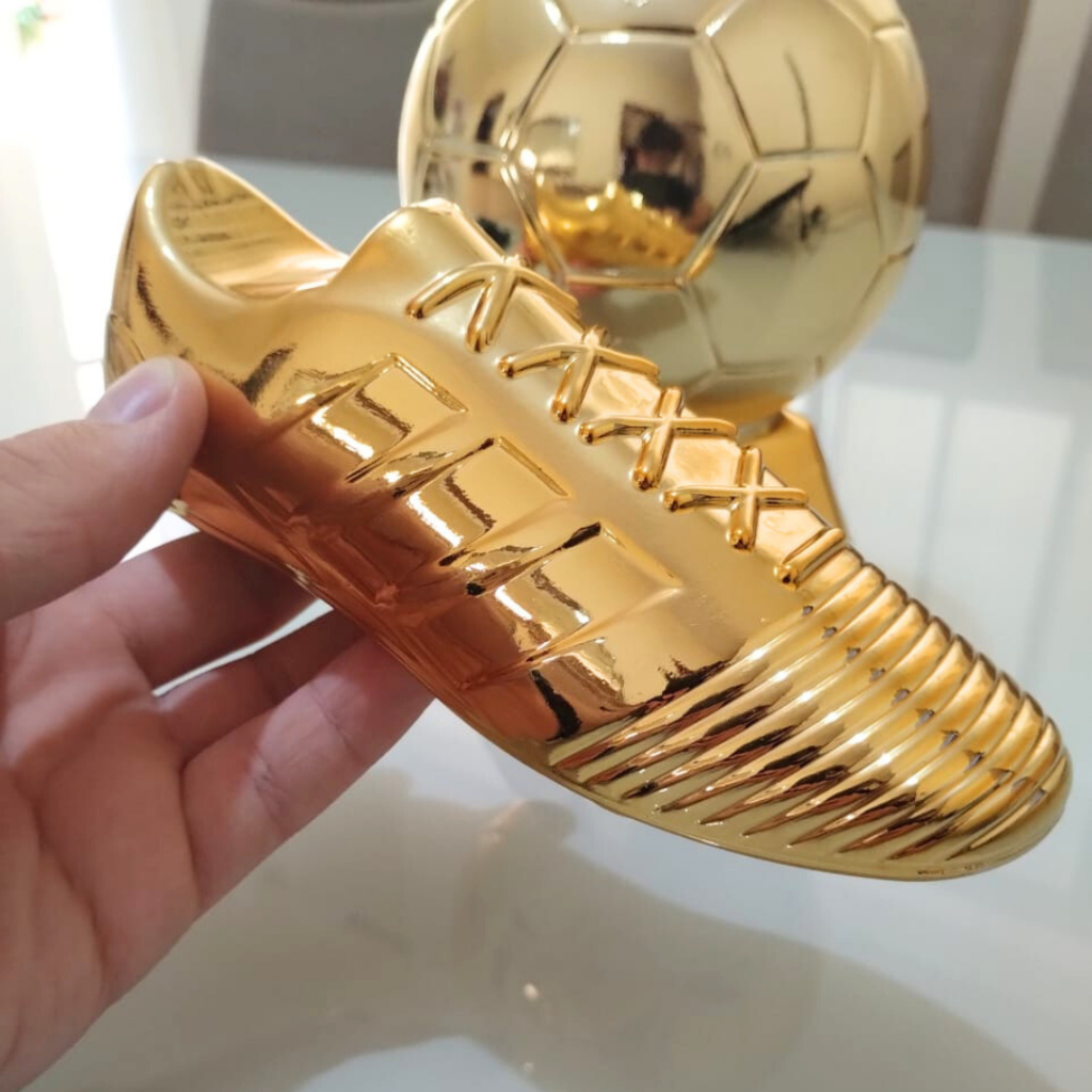 Chuteira dourada e preta de acrílico para decoração de festa - Tema Esporte e Futebol