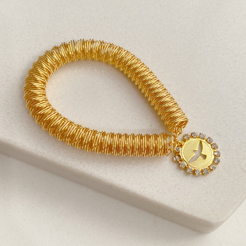 Pulseira design mola aramada com pingente de Espírito Santo, São Jorge e Estrela de Davi folheada a ouro 18k