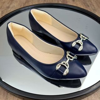 Sapatilha feminina bico fino Azul marinho enfeite metal.