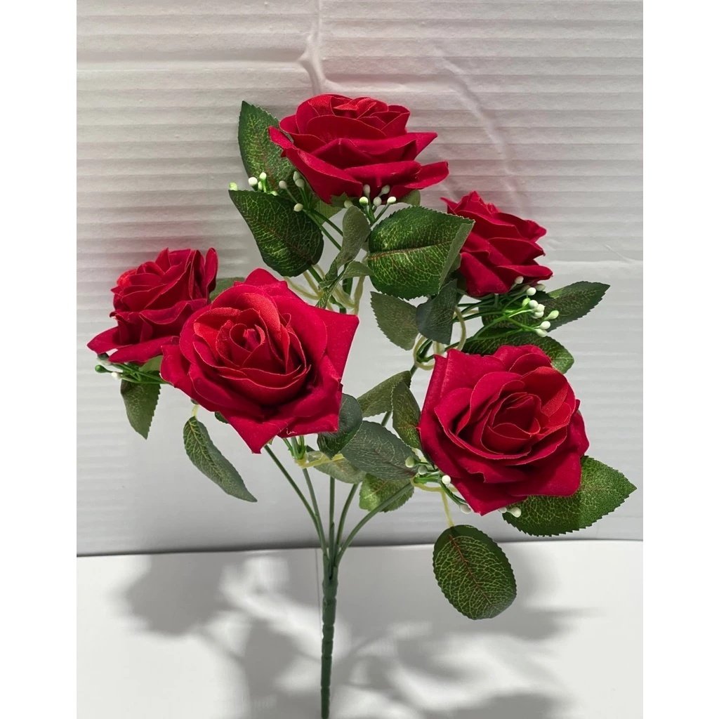Buque de rosa de veludo com 5flores na cor em Oferta na Shopee