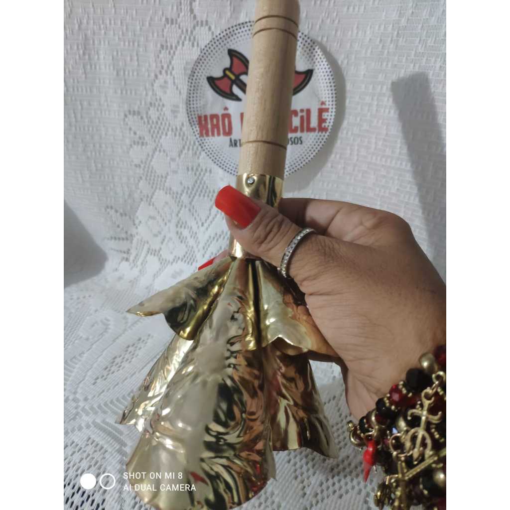 Adjá 6 Bocas na Cor DOURADO Modelo LUXO com Cabo de Madeira, muito utilizado em giras e trabalhos em rituais de Umbanda e Candomblé
