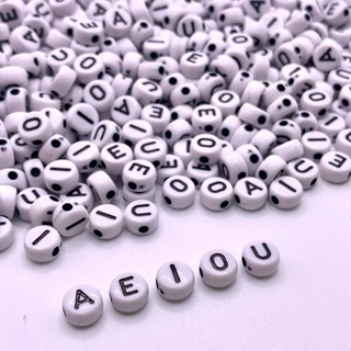Miçanga Entremeio Vogais Redonda Branca Com Letra Preta 6mm em Oferta na Shopee